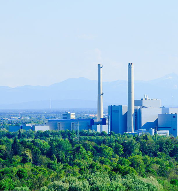Centrale elettrica moderna immersa nel verde.